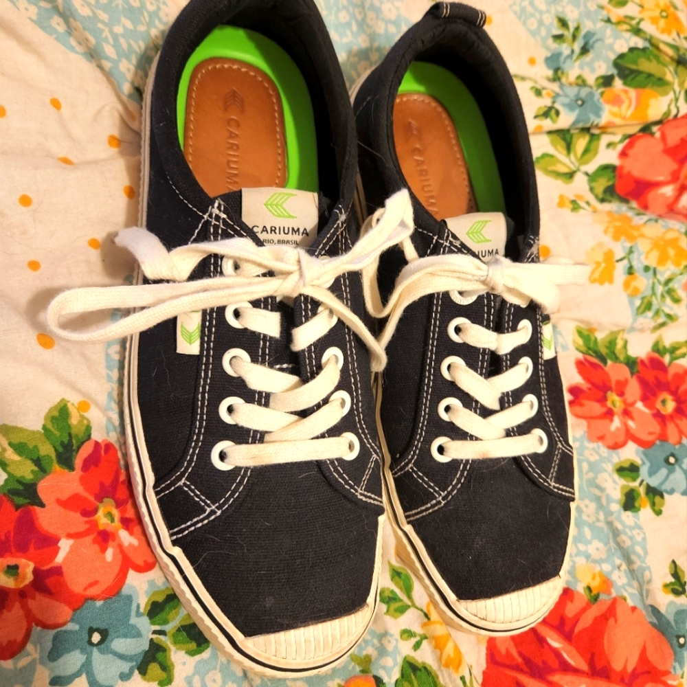 Cariuma Size 8 Sneakers
